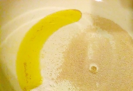 1. Этап. Ржаной хлеб с пшеничными отрубями и кунжутом: В посуду для теста, выкладываем дрожжи, сахар, соль и масло