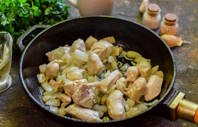 1. Этап. Курица со шпинатом в сливочном соусе: В сковороде прогрейте растительное масло, выложите курицу и лук — жарьте 5-6 минут на небольшом огне.