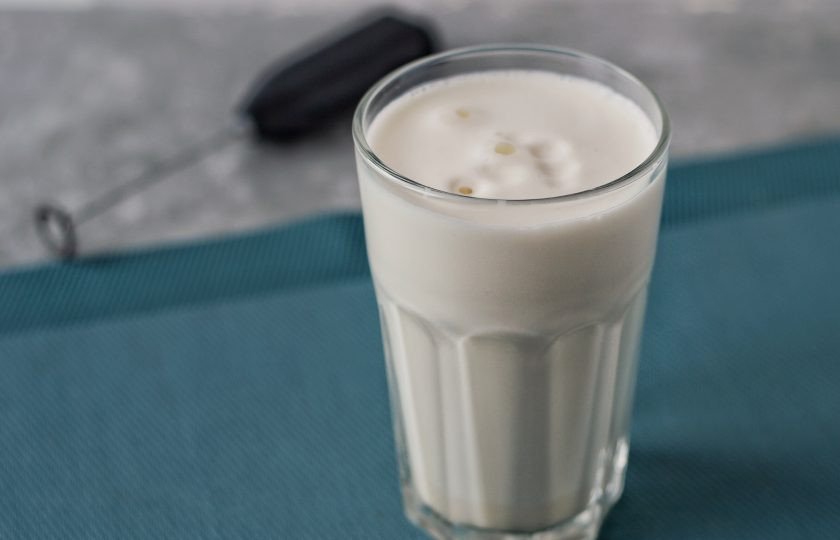 1. Этап. Мятный латте: Молоко подогрейте, но не кипятите. Взбейте с помощью капучинатора в пенку.