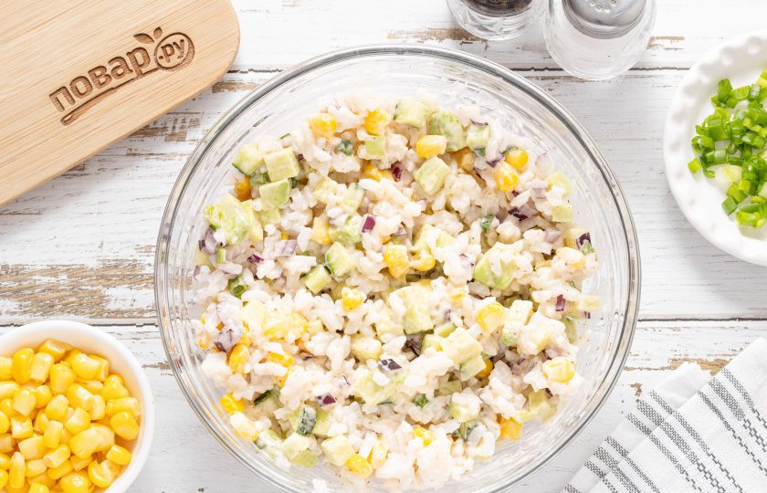 1. Этап. Салат с рисом, кукурузой и майонезом: Все перемешайте. Уберите салат в холодильник на 1 час, чтобы он настоялся.