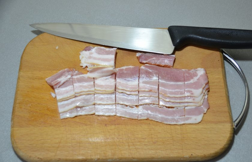 1. Этап. Пицца по-немецки: Порежьте мелко бекон, ветчину или колбасу.