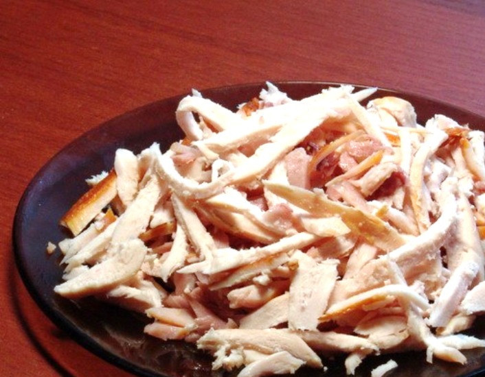 1. Этап. Простой салат с копченой курицей: Копченую курятину нарежьте соломкой.