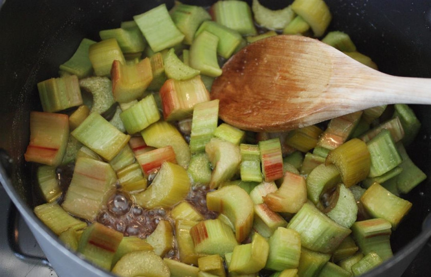 1. Этап. Линцский торт: 4. Тем временем ревень моем, чистим, нарезаем кусочками, и варим вместе с сахаром несколько минут.