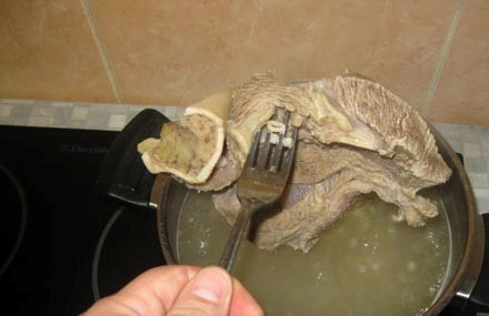 1. Этап. Рассольник классический: Готовое мясо достать из бульона и порезать на мелкие кусочки.