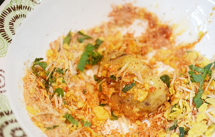 1. Этап. Деревенский картофель под сырным соусом: Обмакните в пряную смесь и выложите на противень и запекайте около 40 минут в разогретой до 190 градусов духовке.