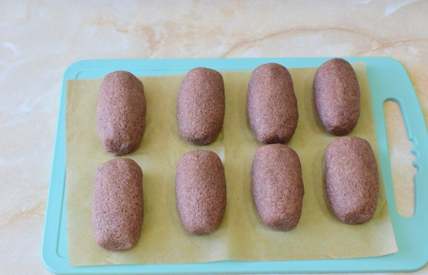 1. Этап. Пирожное Картошка в шоколадной глазури: Руками слепите овальные пирожные и уберите их в морозилку, чтобы они подмерзли.