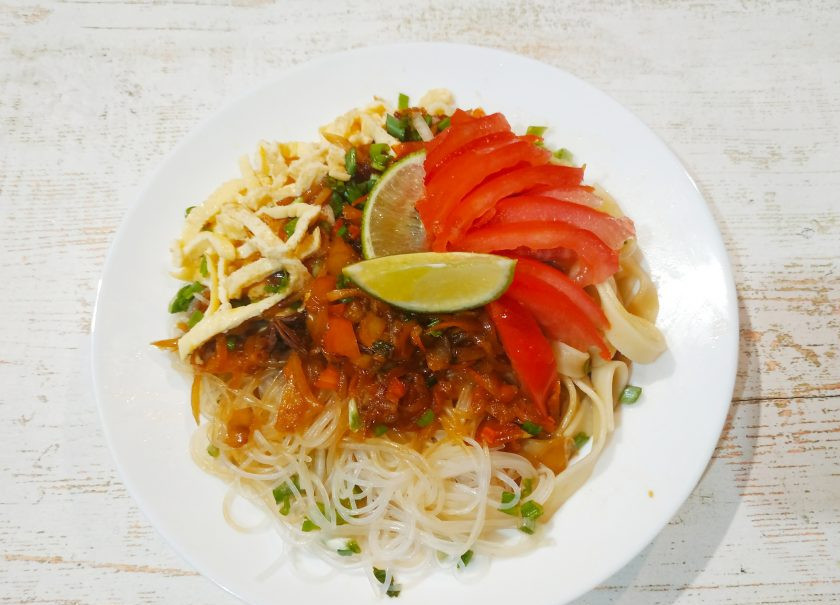 1. Этап. Ашлянфу: Обильно полейте заправкой с овощами, дайте блюду немного остыть, украсьте и подавайте к столу.