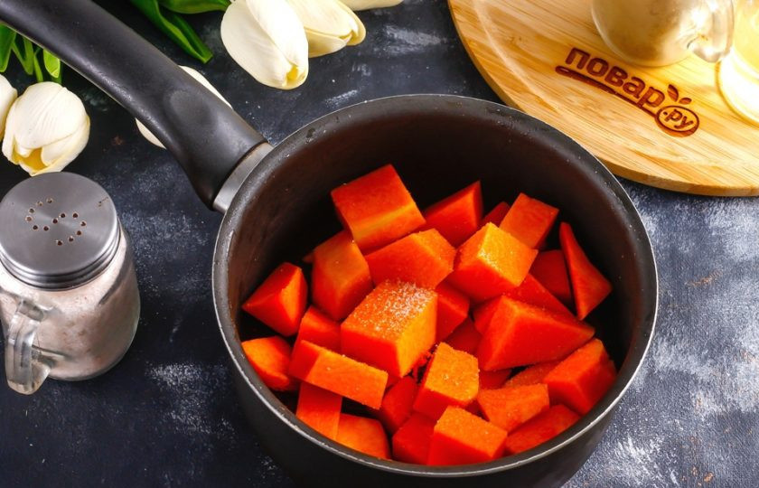 1. Этап. Тыквенное пюре: Выложите нарезку в казан или ковш с антипригарным покрытием, кастрюлю. Всыпьте соль. По желанию можете добавить и другие специи, пряности.