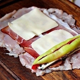 1. Этап. Куриные рулетики с ветчиной и сыром: Наконец, аккуратно кладем консервированный перец (если по длине не подходит - обрежьте).