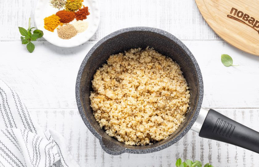 1. Этап. Фаршированные помидоры с киноа: Киноа отворите до готовности в кипящей подсоленной воде в пропорции 1:2.