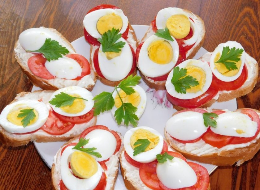 1. Этап. Чесночные бутерброды с яйцами и помидорами: Выложите на бутерброды. По желанию украсьте зеленью. Приятного аппетита!