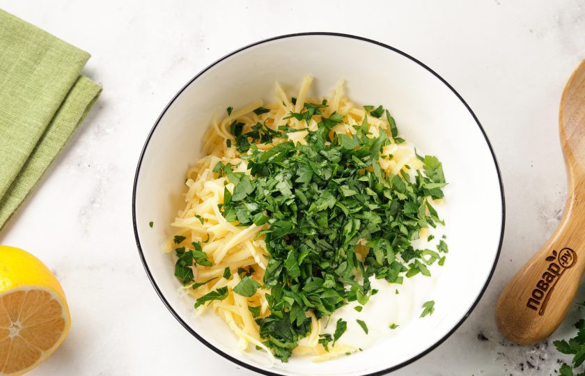 1. Этап. Форель запечённая в сырном соусе: В глубокой миске соедините сметану, майонез и тёртый на крупной тёрке сыр. Добавьте любую свежую зелень, у меня петрушка. Перемешайте. Соус готов.