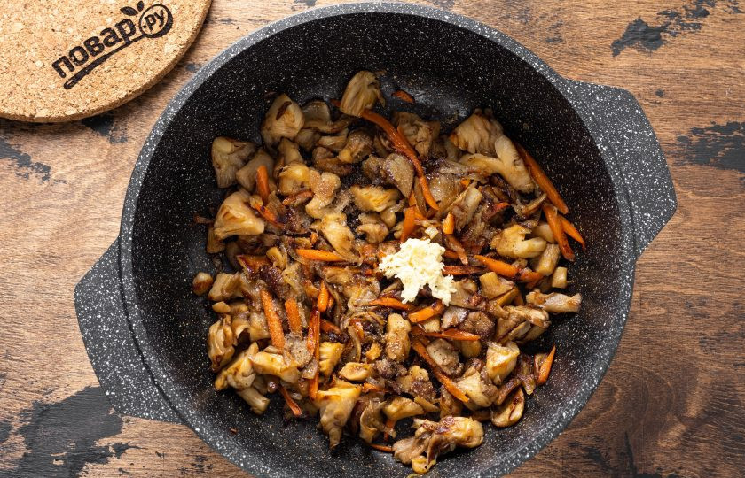 1. Этап. Жареные вешенки в соевом соусе: После добавьте измельчённый чеснок, сахар, соль, чёрный молотый перец и соевый соус. Все перемешайте и готовьте ещё 5 минут.