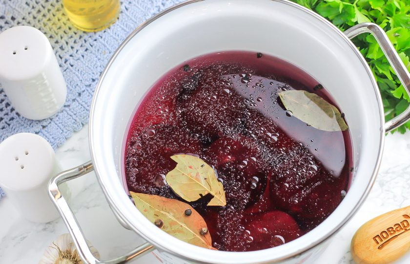 1. Этап. Маринованная свекла на зиму в банках целиком: Влейте горячую воду и ратсительное масло, доведите все до кипения и проварите 2-3 минуты. Затем нагрев выключите и влейте уксус.