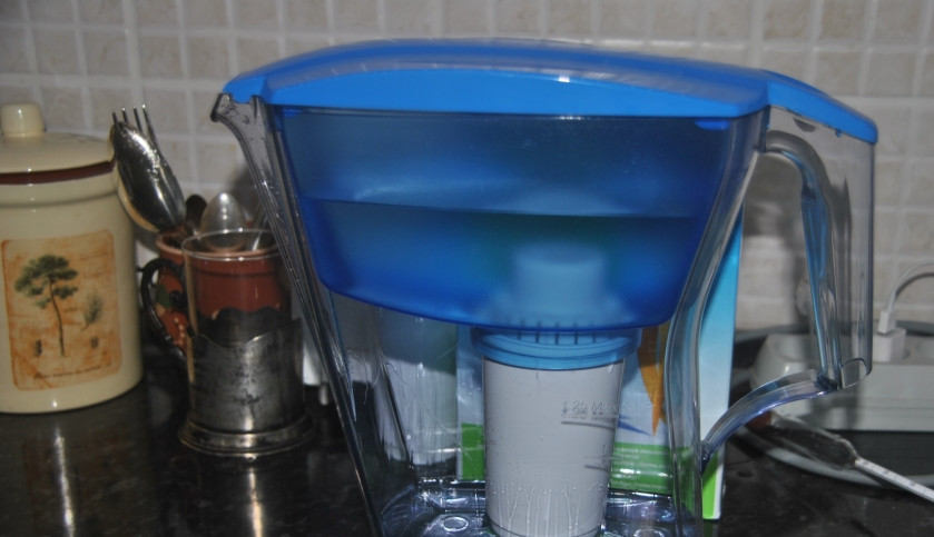 1. Этап. Самогон на пшенице: 4. Самогон второй перегонки дополнительно очищаем при помощи фильтра для воды и разбавляем водой, чтобы получить нужную крепость (около 40 градусов). Затем настаиваем 2 дня в темном месте.