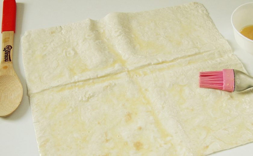 1. Этап. Яблочный штрудель диетический: Смажьте лаваш яичной смесью при помощи кулинарной кисти.