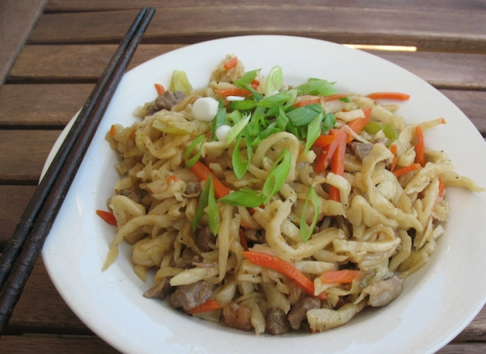 1. Этап. Цуйван: 12. Переложите блюдо со сковороды в тарелку, украсьте перьями зеленого лука и подавайте к столу.