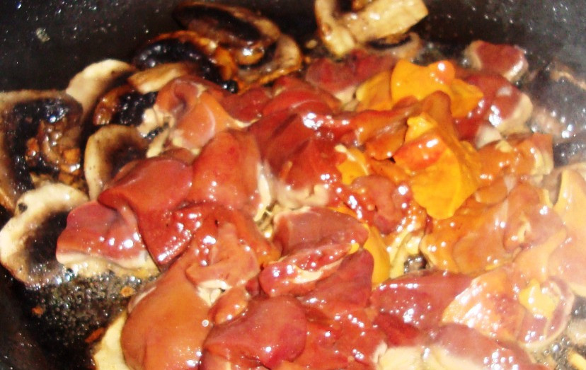 1. Этап. Салат из куриной печени с горчицей: На сковороде разогрейте масло и обжарьте измельченный чеснок. Добавьте грибы, жарьте 3-4 минуты, затем добавьте печень. Помешивая, жарьте 3 минуты. Посолите и поперчите по вкусу.