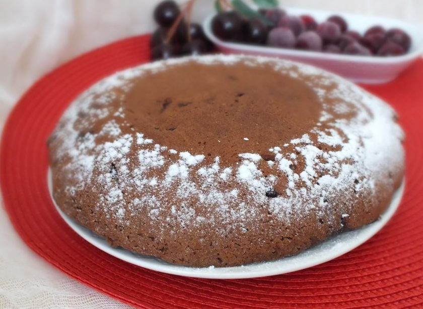 1. Этап. Кекс с вишней в мультиварке: Готовый кекс оформите по желанию.