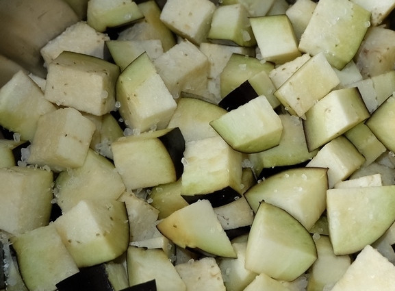 1. Этап. Овощи по-сицилийски с каперсами: 2. Нарежьте баклажаны кубиками и посолите их. Это нужно для того, чтобы ушла горечь.