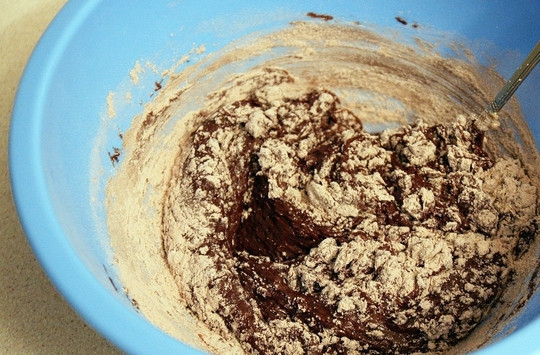 1. Этап. Бисквит с творожным кремом: Все сухие ингредиент добавьте в полученную масляно-шоколадную смесь. Перемешайте хорошенько.