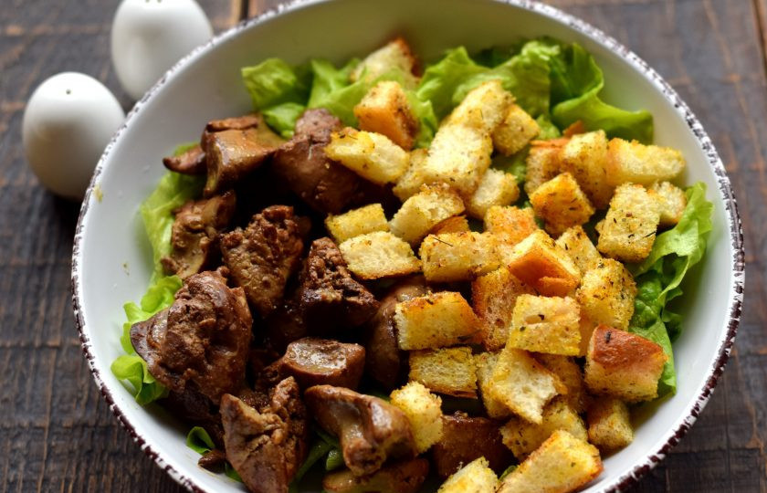 1. Этап. Салат с печенью и сухариками: Добавьте жареную печень и пряные сухарики.