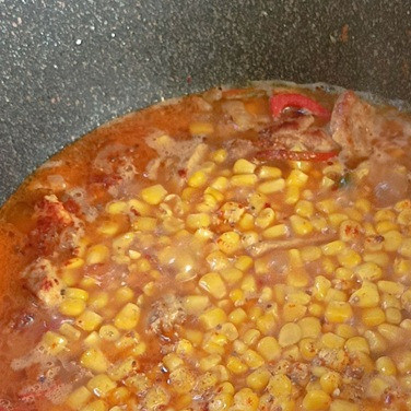 1. Этап. Мясное рагу с кукурузой: С кукурузы слить сок и выложить к мясу. Приправить соком лимона, солью, перцем, паприкой. Долить немного воды и тушить на медленном огне до готовности мяса.