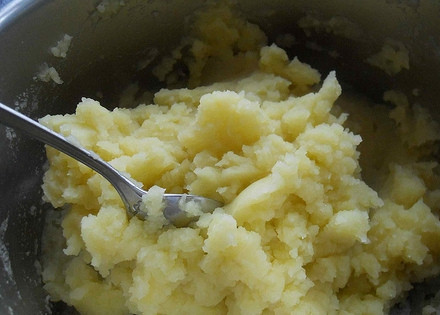 1. Этап. Вареники с картошкой постные: 1. Очистите картошку от кожуры, затем вымойте и нарежьте небольшими кусочками. Отварите до готовности и разомните вилкой, добавьте соль и немного подсолнечного масла, перемешайте.