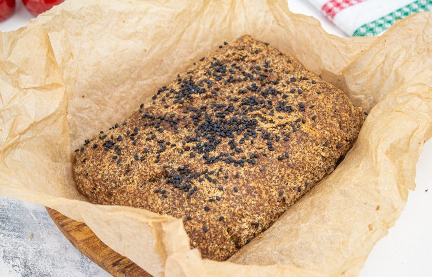 1. Этап. Хлеб с псиллиумом без глютена: Достаньте готовый хлеб и остудите его.