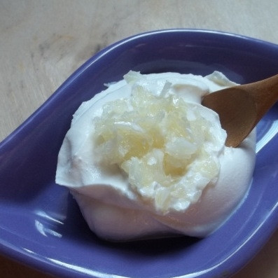 1. Этап. Соус для долмы: Соус для долма делается очень просто. Возьмите мацони, добавьте в него мелко нарубленный чеснок.