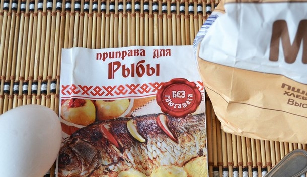 1. Этап. Навага, жаренная на сковороде: Натрите рыбу солью и приправой для рыбы. Затем разбейте в пиалку сырые яйца, взбейте их вилкой и обмакните в яйца рыбу. Затем опустите куски наваги в муку и обваляйте их в ней.