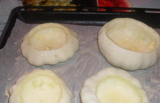 1. Этап. Патиссоны, фаршированные грибами: Патиссоны моем, сушим и срезаем верхушку. Ложечкой удаляем мякоть. Каждый патиссон посолите внутри, а также смажьте растительным маслом, затем выложите на противень застеленный пекарской бумагой. Запекайте 20-30 минут, температура 200 градусов.