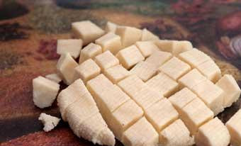 1. Этап. Овощной мисо-суп: Сыр нарезать на маленькие кубики.