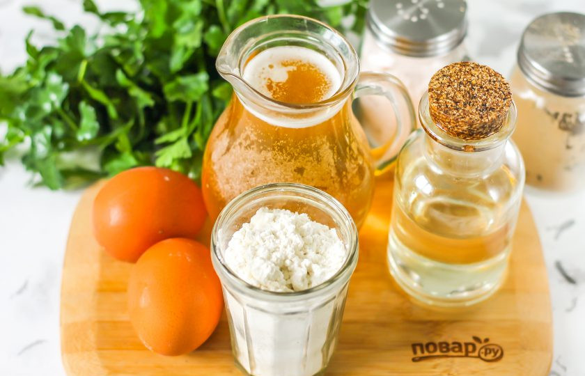 1. Этап. Блины на пиве без молока: Подготовьте указанные ингредиенты. Сорт пива значения не имеет, просто темное пиво подарит блюду чуть горьковатую вкусовую нотку.