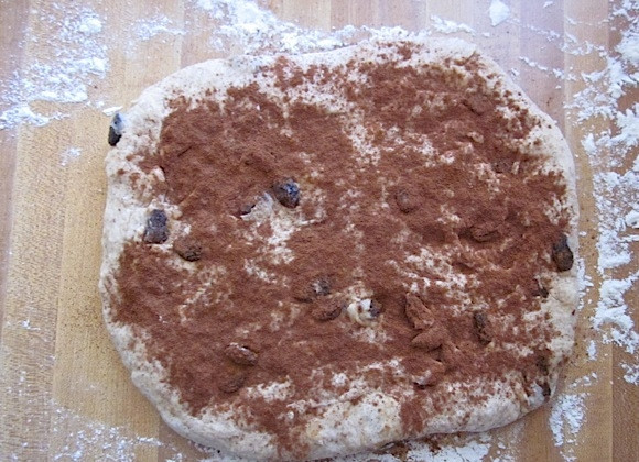 1. Этап. Хлеб с изюмом и корицей: 5. Выложите тесто на поверхность, присыпанную мукой, обомните пару раз. Руками или скалкой раскатайте тесто в пласт и посыпьте корицей, если хотите сладкую выпечку, посыпьте еще и сахаром.