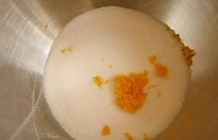 1. Этап. Шведский миндальный пирог: 1. Поместить стойку в центр духовки и разогреть духовку до 175 градусов. Смазать маслом сковороду диаметром 22 см (желательно чугунную) или форму для пирога. Насыпать сахар в миску. Добавить тертую лимонную цедру и перемешать кончиками пальцев до тех пор, пока сахар не станет влажным и ароматным .