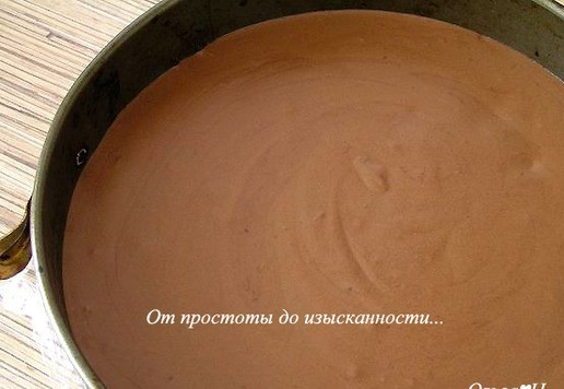 1. Этап. Торт Шоколадный трюфель без выпечки: Выложите шоколадную массу на основу в форме. Уберите в холодильник на 2-3 часа для застывания.