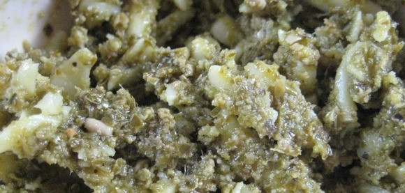 1. Этап. Печеные кабачки в духовке: Смесь должна получиться не рассыпчатой. Если она слишком сухая, то добавьте больше соуса песто. По желанию вы можете присолить получившуюся смесь.