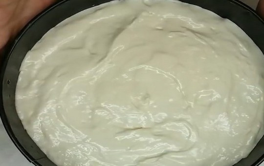 1. Этап. Бисквитный торт Подарочный: На дно разъемной формы для выпечки положите круг, вырезанный из пергаментной бумаги. Переложите тесто в форму, разровняйте верх и выпекайте 30-35 минут при температуре 180 градусов. После этого выключите духовку, слегка приоткройте дверцу духового шкафа и оставьте бисквит в духовке - остывать на 15 минут.