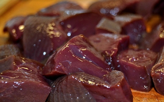 1. Этап. Печеночники: 1. Печень (использовать в этот простой рецепт печеночников можно куриную, свиную или говяжью) вымойте и при необходимости очистите от пленок. Нарежьте небольшими кусочками.