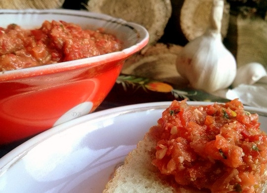 1. Этап. Аджика из помидоров и чеснока на зиму: Разложите аджику по чистым сухим банкам, закройте крышками и храните в прохладном месте.