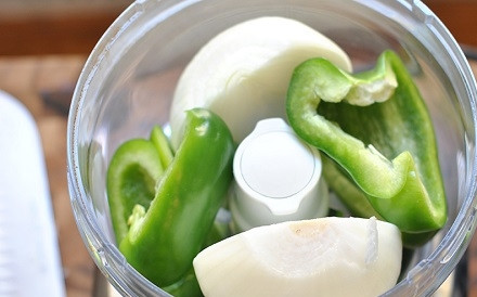 1. Этап. Курица карри с кокосовым молоком: 3. Выложите в чашу блендера.