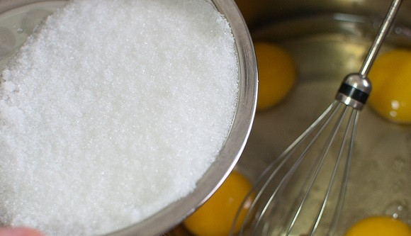 1. Этап. Простой шоколадный бисквит: 3. В кастрюлю вбейте куриные яйца, добавьте порцию сахарного песка.