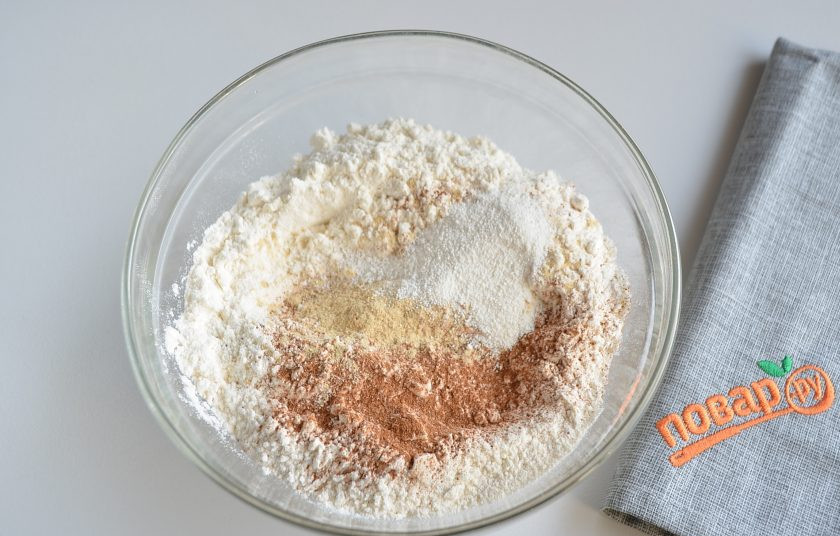 1. Этап. Печенье Елочные игрушки: В сухой посудине смешайте муку с разрыхлителем, корицей и имбирем. Можно добавить ванилин, если любите, я иногда добавляю. Перемешайте и отставьте пока мучную смесь.