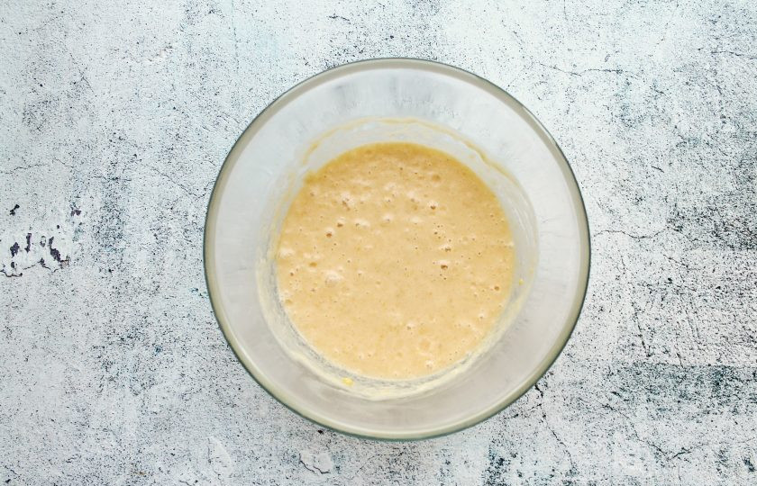 1. Этап. Марципановый кекс: Продолжая взбивать, разбивайте по одному яйцу, каждый раз хорошо взбивая.