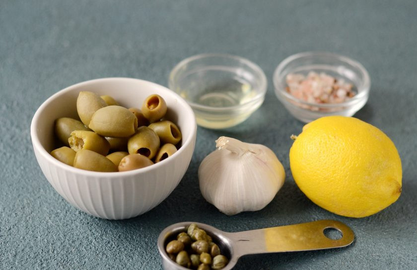 1. Этап. Оливковый паштет: Подготовьте все ингредиенты.