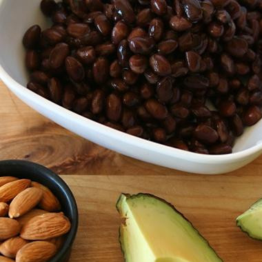 1. Этап. Шоколадные пирожные с фасолью и авокадо: 1. Разогреть духовку до 175 градусов со стойкой в середине духовки. Смазать форму для выпечки растительным маслом. Перемешать миндаль, сахар и соль в кухонном комбайне в течение примерно 2 минут, пока миндаль не измельчится. Добавить черную фасоль и авокадо.