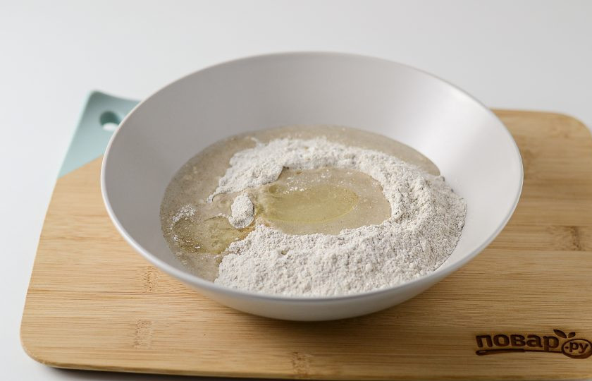 1. Этап. Хлебцы: Влейте туда воду комнатной температуры. Добавьте соль и растительное масло.