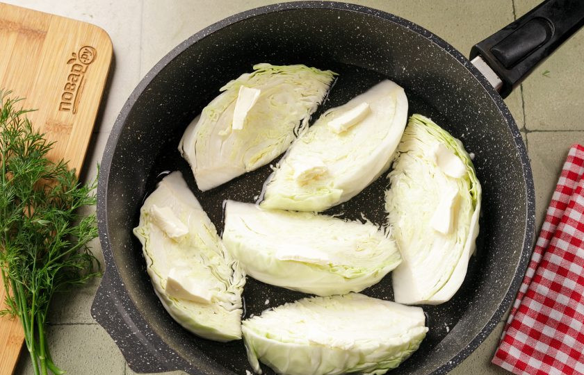 1. Этап. Капуста припущенная: Посолите воду по вкусу. Сливочное масло нарежьте небольшими кусочками и разложите на капусте.