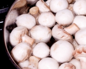 1. Этап. Шампиньоны в кляре: Шампиньоны помойте, очистите от кожицы и отварите в подсоленной воде (варите 10 минут).